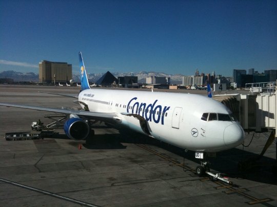 Ankunft mit Condor in Las Vegas (im Hintergrund Hotels am Strip)