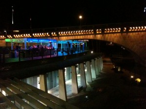 die Outside Hotelbar - heute bis 2 Uhr nachts geöffnet - hoffen wir mal, dass wir schlafen können....