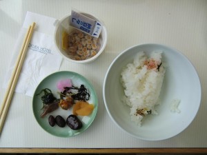 Japanisches Frühstück mit lecker "Nato" = fermentierte Sojabohnen 