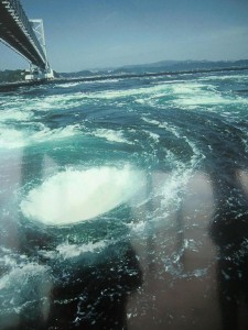 Die längste Hängebrücke der Welt mit Gezeitenstrudel