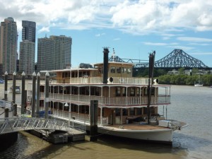 Raddampfer vor Story Bridge