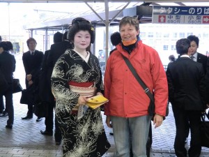 Begrüßung am Bahnhof mit Geisha