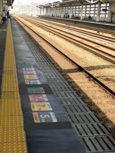 Bahnsteigbeschriftung - Mittelgleise für "Nozomi" Shinkansen